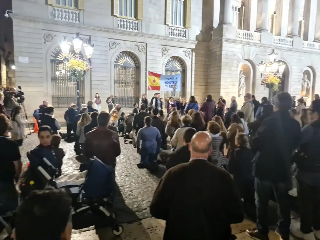 Rosario por la Unidad de España en la fe, en la Plaza Sant Jaume (Barcelona)